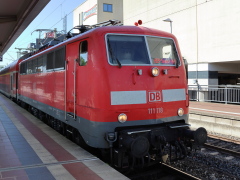 Baureihe 111 der |DBAG| mit Doppelstockwagen im |Bf| @ksib;