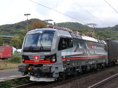 Baureihe 193 von |SBB| Cargo International mit Güterzug im |Bf| @kkow;