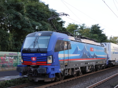 Baureihe 193 von |SBB| Cargo International mit Güterzug im |Bf| @kkow;