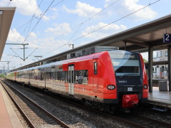 Baureihe 424 der |DBAG| (S-Bahn Köln) im |Bf| @ksib;