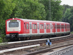 Baureihe 472 der |DBAG| (S-Bahn Hamburg) zwischen @ahs; und dem |Hp| @adst;