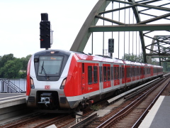 Baureihe 490 der |DBAG| (S-Bahn Hamburg) am |Hp| @aelb;